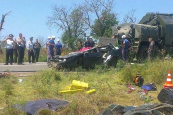 Опубликованы страшные кадры с места жуткой аварии в Крыму, где БТР раздавил "Ford Focus" Опубликованы страшные кадры с места жуткой аварии в Крыму, где БТР раздавил "Ford Focus"