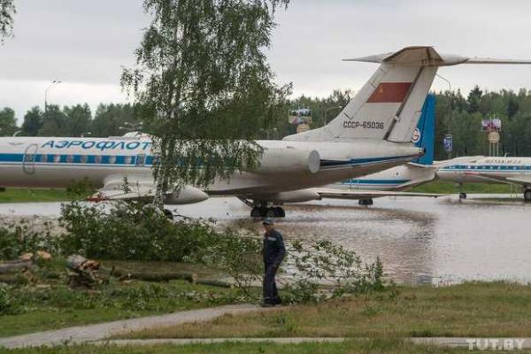 В аэропорту Минска устраняют последствия мощного урагана В аэропорту Минска устраняют последствия мощного урагана