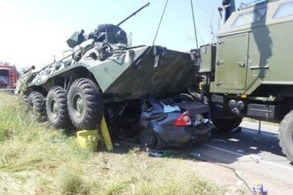 Опубликованы страшные кадры с места жуткой аварии в Крыму, где БТР раздавил "Ford Focus" Опубликованы страшные кадры с места жуткой аварии в Крыму, где БТР раздавил "Ford Focus"