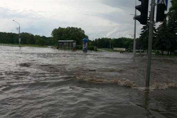В столице Беларуси разразилась сумасшедшая гроза: мощный ливень и шквальный ветер