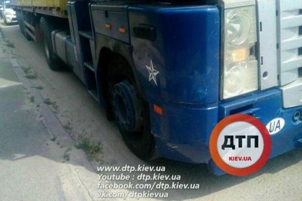 В Киеве фура протаранила "Peugeot", на полчаса заблокировав движение транспорта В Киеве фура протаранила "Peugeot", на полчаса заблокировав движение транспорта