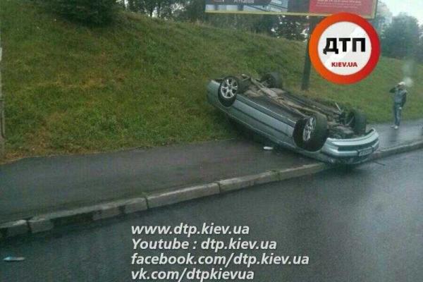 В Киеве на мокрой дороге опрокинулся "BMW": два человека пострадали