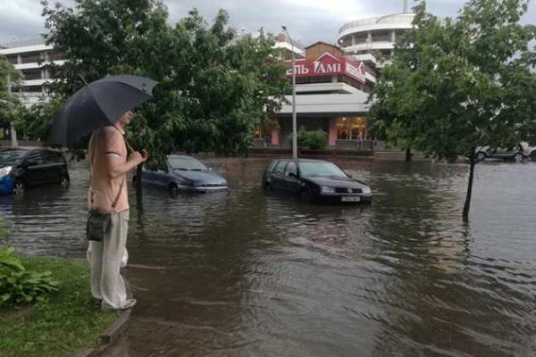 В столице Беларуси разразилась сумасшедшая гроза: мощный ливень и шквальный ветер