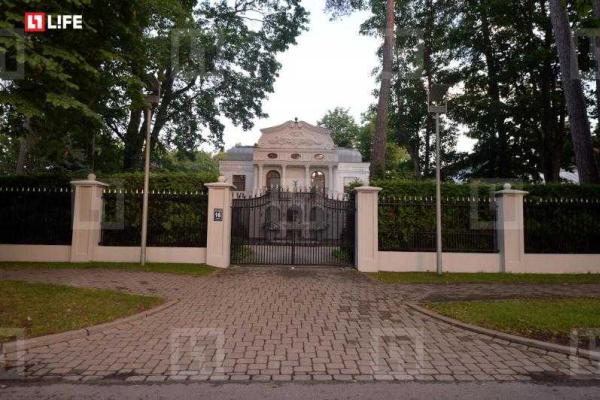 Папарацци "подловили" Пугачеву и Галкина на прогулке в Юрмале