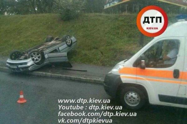 В Киеве на мокрой дороге опрокинулся "BMW": два человека пострадали