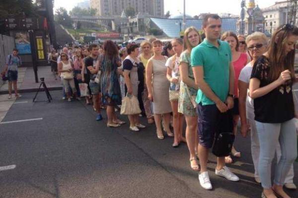 Коллапс в центре Киева: из-за крестного хода люди опаздывают на работу Коллапс в центре Киева: из-за крестного хода люди опаздывают на работу
