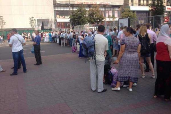 Коллапс в центре Киева: из-за крестного хода люди опаздывают на работу Коллапс в центре Киева: из-за крестного хода люди опаздывают на работу