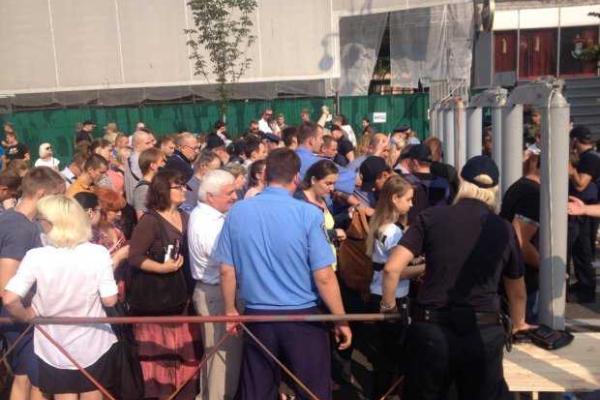 Коллапс в центре Киева: из-за крестного хода люди опаздывают на работу Коллапс в центре Киева: из-за крестного хода люди опаздывают на работу