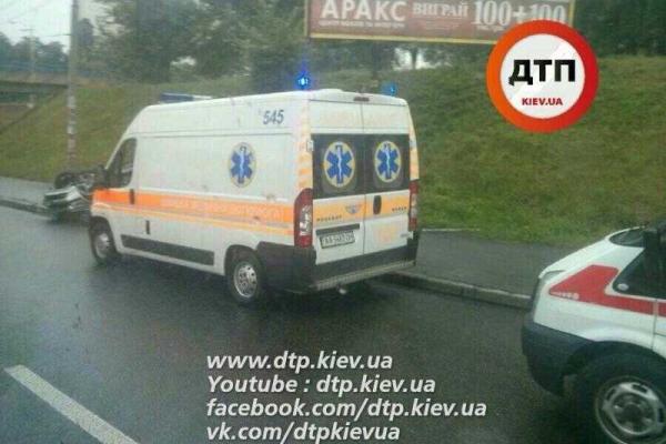 В Киеве на мокрой дороге опрокинулся "BMW": два человека пострадали