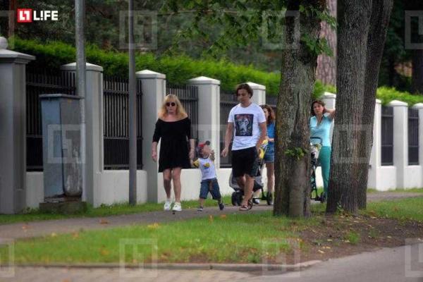 Папарацци "подловили" Пугачеву и Галкина на прогулке в Юрмале