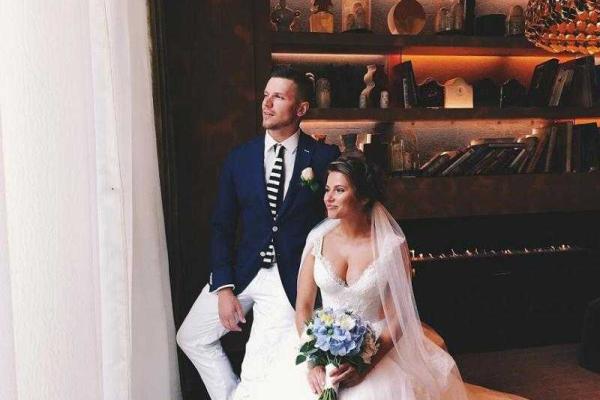 В сети появились свадебные фотографии героини нашумевшего клипа "Экспонат"