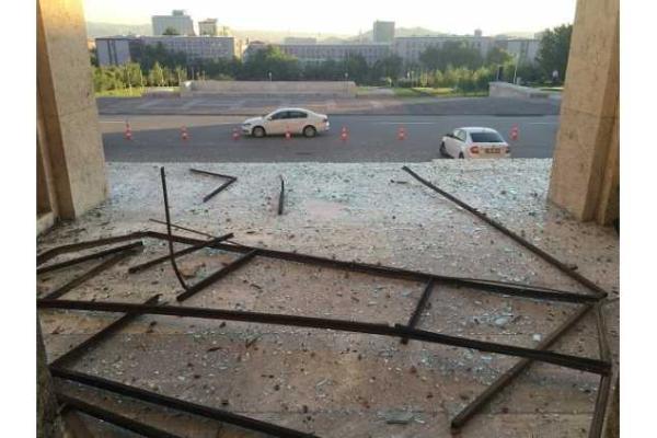 В сеть попали снимки разбомбленного парламента Турции В сеть попали снимки разбомбленного парламента Турции