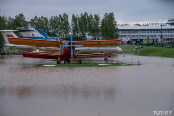В аэропорту Минска устраняют последствия мощного урагана В аэропорту Минска устраняют последствия мощного урагана
