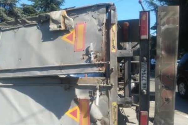 На трассе Ялта-Симферополь перевернулась фура с элитным вином На трассе Ялта-Симферополь перевернулась фура с элитным вином