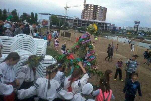 Праздник Ивана Купала собрал жителей и гостей Хмельницкого на берегу Южного Буга Праздник Ивана Купала собрал жителей и гостей Хмельницкого на берегу Южного Буга
