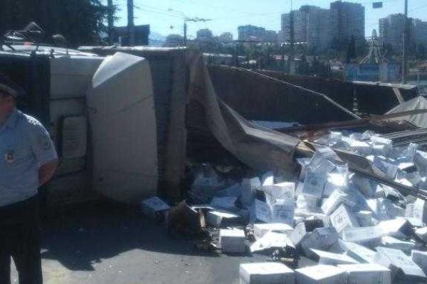 На трассе Ялта-Симферополь перевернулась фура с элитным вином На трассе Ялта-Симферополь перевернулась фура с элитным вином