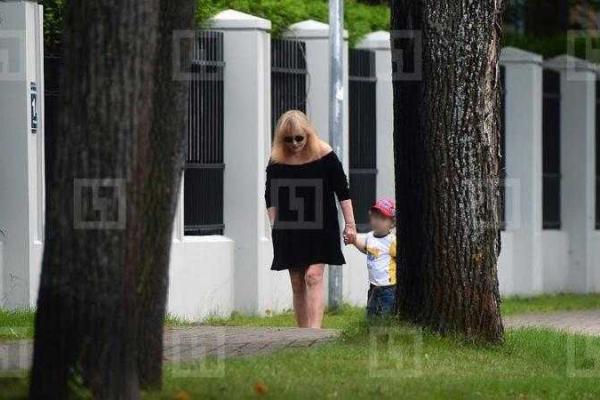 Папарацци "подловили" Пугачеву и Галкина на прогулке в Юрмале