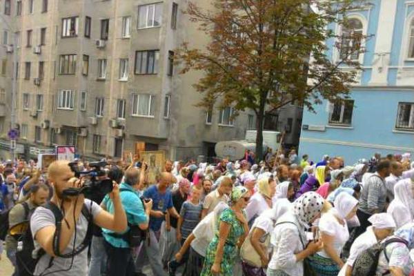 В центре Киева встретились две колонны "крестного хода" В центре Киева встретились две колонны "крестного хода"