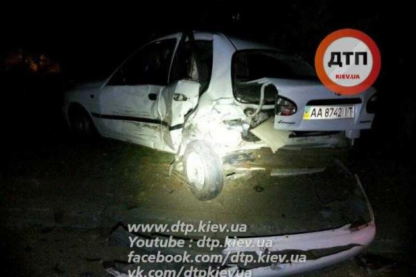 В Киеве "Mercedes" протаранил 6 припаркованных авто и умчался с места ДТП В Киеве "Mercedes" протаранил 6 припаркованных авто и умчался с места ДТП