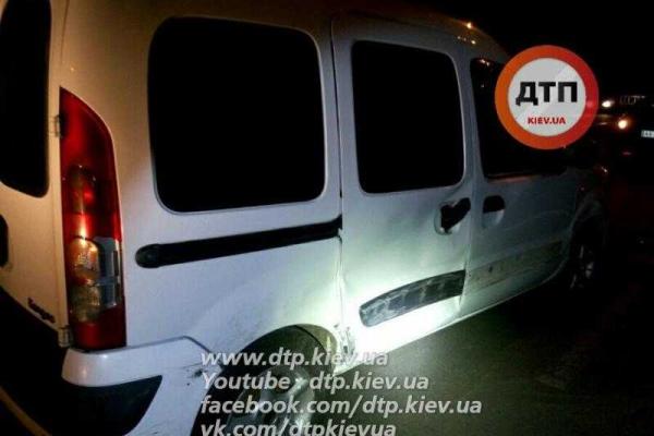 В Киеве "Mercedes" протаранил 6 припаркованных авто и умчался с места ДТП В Киеве "Mercedes" протаранил 6 припаркованных авто и умчался с места ДТП