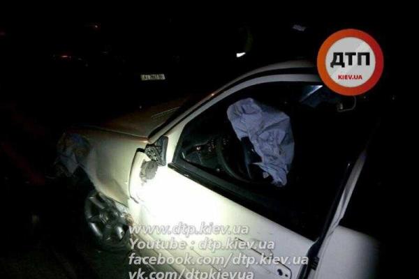 В Киеве "Mercedes" протаранил 6 припаркованных авто и умчался с места ДТП В Киеве "Mercedes" протаранил 6 припаркованных авто и умчался с места ДТП