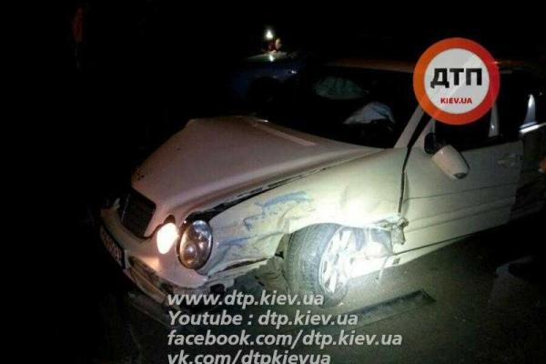 В Киеве "Mercedes" протаранил 6 припаркованных авто и умчался с места ДТП В Киеве "Mercedes" протаранил 6 припаркованных авто и умчался с места ДТП