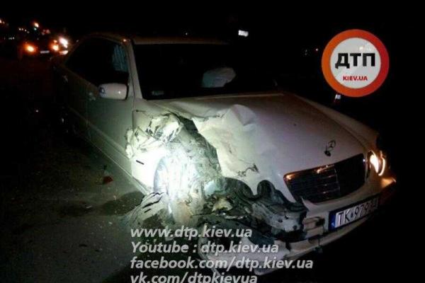 В Киеве "Mercedes" протаранил 6 припаркованных авто и умчался с места ДТП В Киеве "Mercedes" протаранил 6 припаркованных авто и умчался с места ДТП