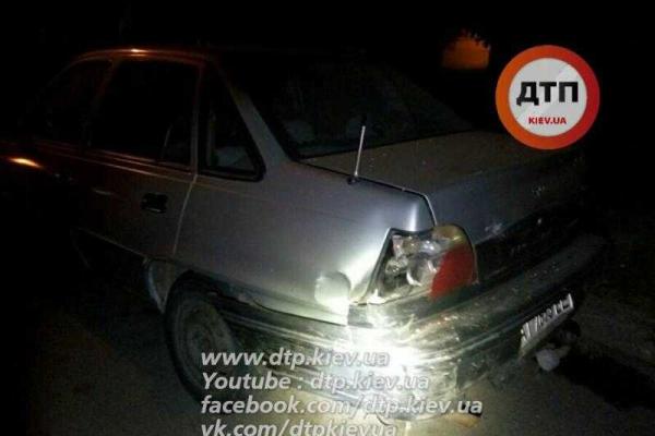 В Киеве "Mercedes" протаранил 6 припаркованных авто и умчался с места ДТП В Киеве "Mercedes" протаранил 6 припаркованных авто и умчался с места ДТП