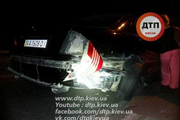 В Киеве "Mercedes" протаранил 6 припаркованных авто и умчался с места ДТП В Киеве "Mercedes" протаранил 6 припаркованных авто и умчался с места ДТП