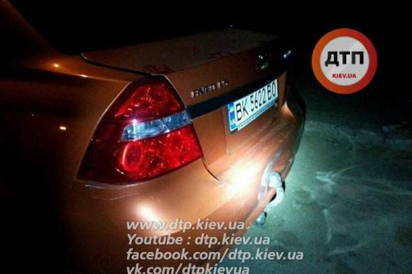 В Киеве "Mercedes" протаранил 6 припаркованных авто и умчался с места ДТП В Киеве "Mercedes" протаранил 6 припаркованных авто и умчался с места ДТП