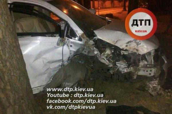 Под Киевом "Lexus" влетел в дерево: девушки-пассажирки попали в реанимацию Под Киевом "Lexus" влетел в дерево: девушки-пассажирки попали в реанимацию