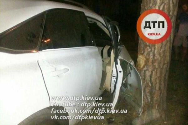 Под Киевом "Lexus" влетел в дерево: девушки-пассажирки попали в реанимацию Под Киевом "Lexus" влетел в дерево: девушки-пассажирки попали в реанимацию
