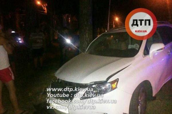 Под Киевом "Lexus" влетел в дерево: девушки-пассажирки попали в реанимацию Под Киевом "Lexus" влетел в дерево: девушки-пассажирки попали в реанимацию