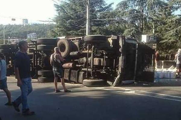 На трассе Ялта-Симферополь перевернулась фура с элитным вином На трассе Ялта-Симферополь перевернулась фура с элитным вином