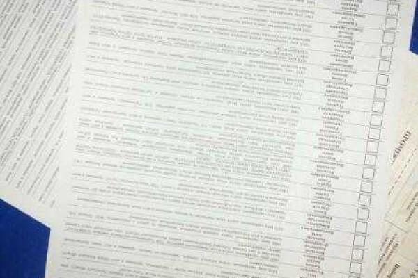 Выборы на Луганщине: зафиксирован факт прибытия на участки "туристов" из других областей Выборы на Луганщине: зафиксирован факт прибытия на участки "туристов" из других областей