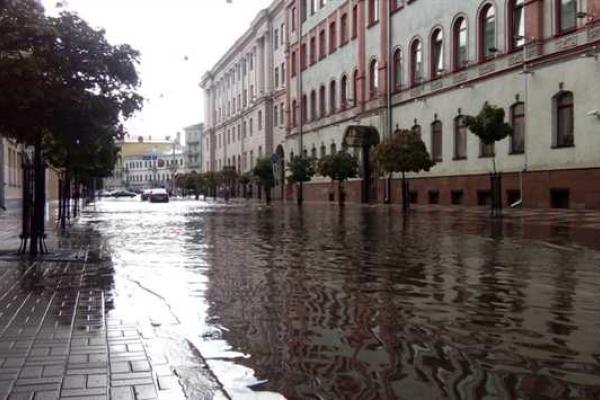 В столице Беларуси разразилась сумасшедшая гроза: мощный ливень и шквальный ветер
