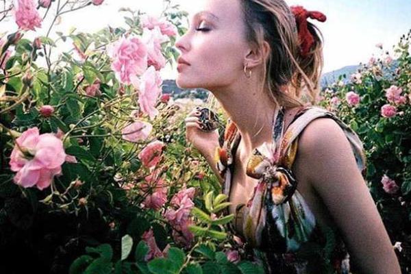 Дочь Деппа и Паради юная Лили Роуз стала лицом нового парфюма