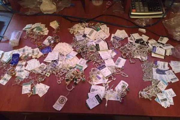 Жительница Донецка пыталась прошмыгнуть через КПВВ "Зайцево" с крупной партией ювелирных изделий Жительница Донецка пыталась прошмыгнуть через КПВВ "Зайцево" с крупной партией ювелирных изделий