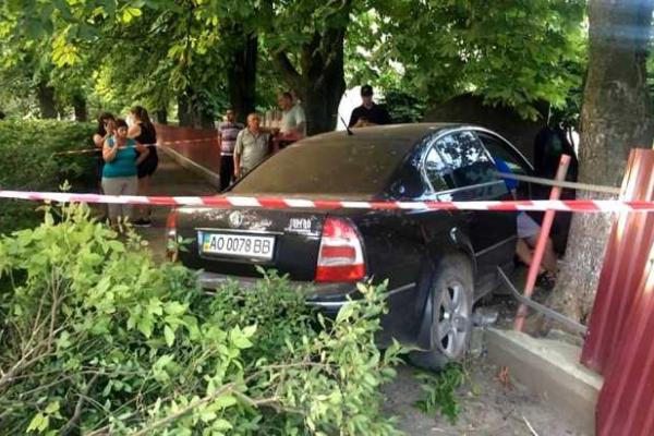 В Ужгороде пьяный гаишник "прославился", снеся на "Skoda Superb" забор детсада и напав на журналиста