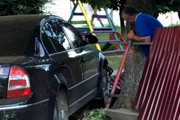 В Ужгороде пьяный гаишник "прославился", снеся на "Skoda Superb" забор детсада и напав на журналиста
