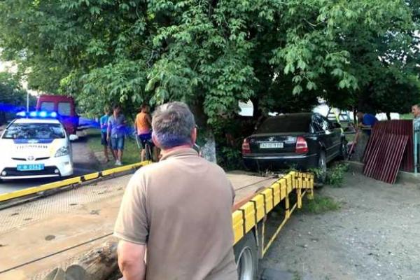 В Ужгороде пьяный гаишник "прославился", снеся на "Skoda Superb" забор детсада и напав на журналиста