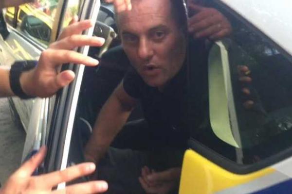 В Ужгороде пьяный гаишник "прославился", снеся на "Skoda Superb" забор детсада и напав на журналиста