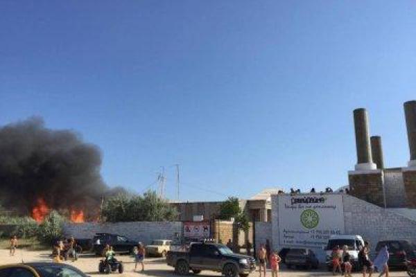 В Крыму сгорело здание, где проходил легендарный фестиваль "КаZZантип" В Крыму сгорело здание, где проходил легендарный фестиваль "КаZZантип"