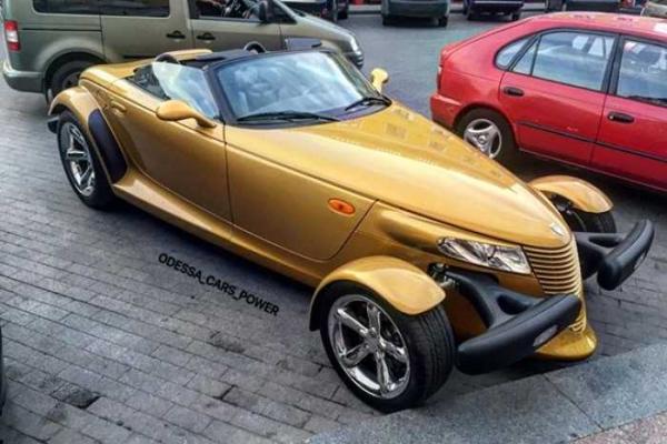 В Одессе влетел в столб ретро-кабриолет "Chrysler Prowler" В Одессе влетел в столб ретро-кабриолет "Chrysler Prowler"