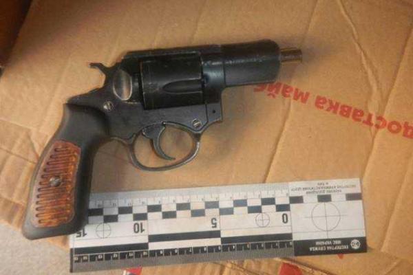 В Киеве задержан вооруженный "кавалер", нападавший на девушек с целью наживы В Киеве задержан вооруженный "кавалер", нападавший на девушек с целью наживы