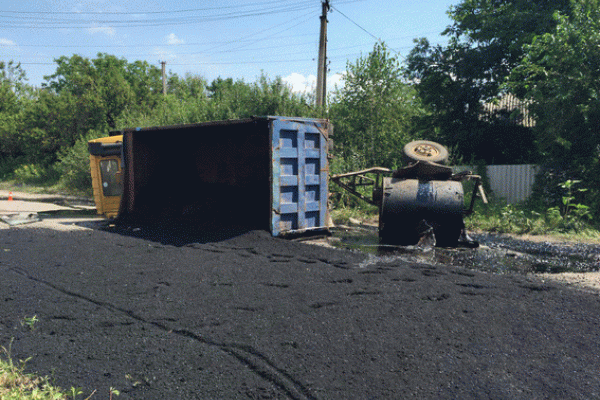На Луганщине на ребенка налетел грузовик, перевозивший горячий битум