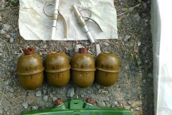 В прифронтовой зоне на Донетчине силовики обнаружили тайник с оружием В прифронтовой зоне на Донетчине силовики обнаружили тайник с оружием