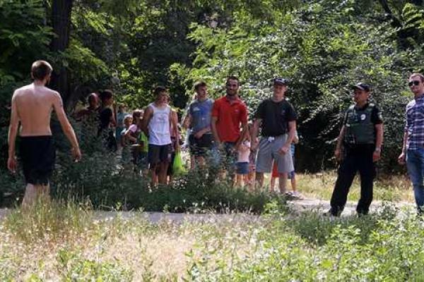 Пьяный мариуполец пошел к приятелю выбивать долг, прихватив боевую гранату Пьяный мариуполец пошел к приятелю выбивать долг, прихватив боевую гранату
