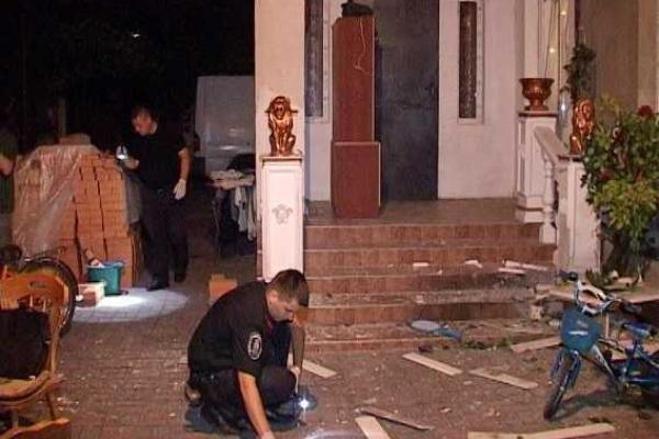 Под Киевом ночью во дворе частного дома раздались взрывы Под Киевом ночью во дворе частного дома раздались взрывы