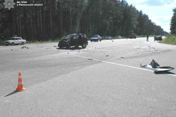 На Ровенщине водитель "Нивы" не уступил дорогу автомобилю "Mercedes": пострадали 8 человек 